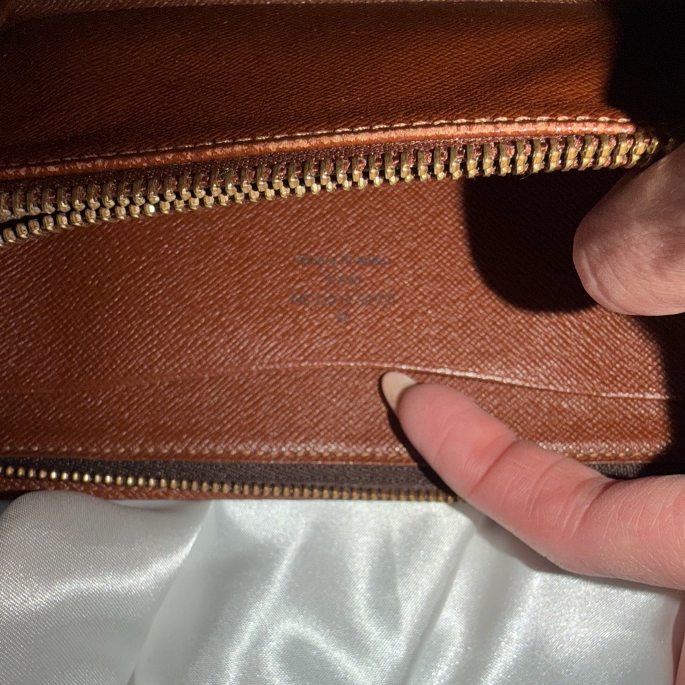 Louis Vuitton Monogram Zippy Wallet - Picture 7 of 9